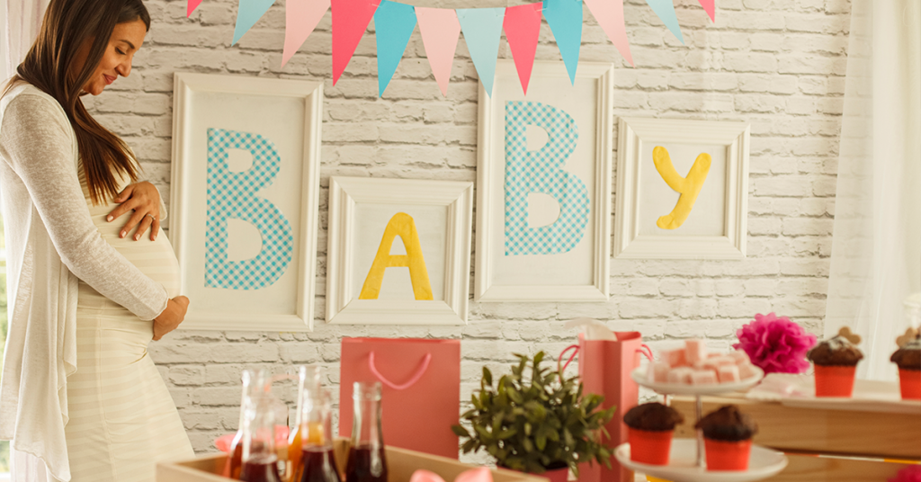 Baby shower photo trends include focusing on baby bumps and shower decor.